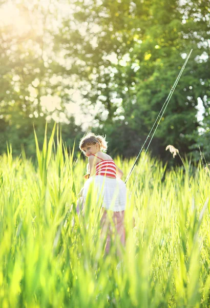 Ragazza è pronta ad andare a pesca — Foto Stock