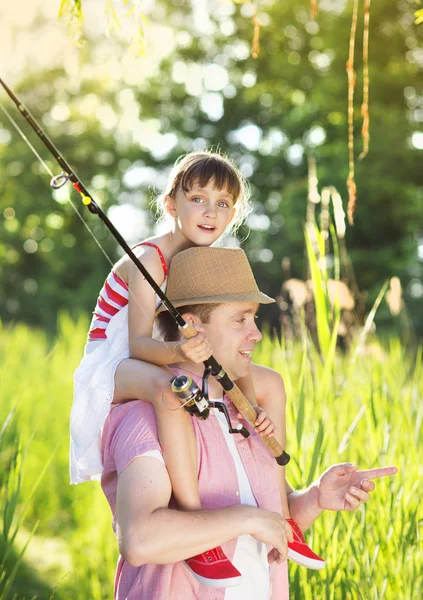 Father with daughter going fishing — Stock Photo, Image