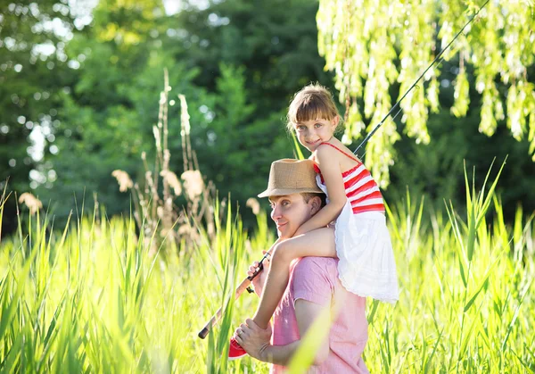 Vater mit Tochter beim Angeln — Stockfoto