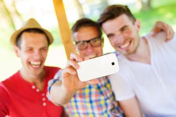 Trois amis prenant selfie — Photo