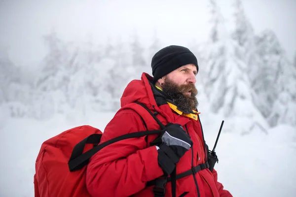 산파 구조 활동을 하던 준의료 종사자가 겨울에 숲 속에서 워키토키를 데리고 야외에 있는 모습. — 스톡 사진
