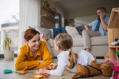Anne ve küçük kızı evde oynuyorlar, günlük yaşam ve ofis çocuk konseptiyle..