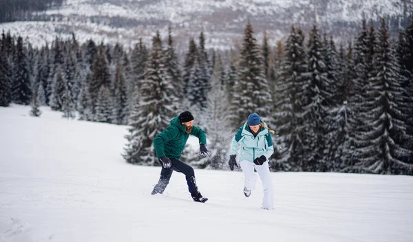 Ältere Paare haben Spaß im Freien in der winterlichen Natur, Tatra-Gebirge Slowakei. — Stockfoto
