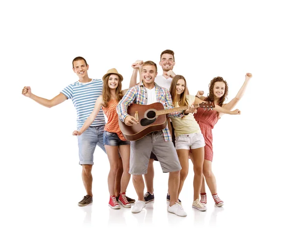 Studenter leende och spela gitarr — Stockfoto