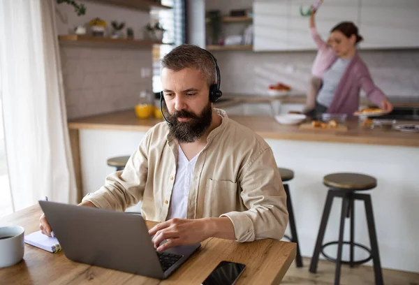 Homme d'affaires ayant un appel vidéo à l'intérieur à la maison, la vie quotidienne et le bureau à domicile avec concept enfant. — Photo