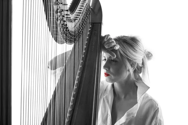 Žena s harfou — Stock fotografie