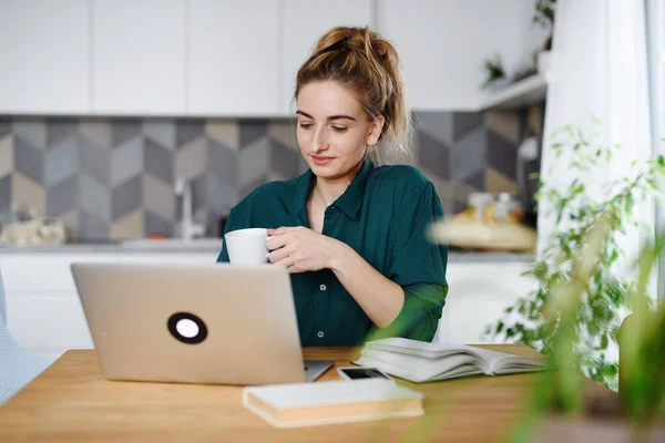 Молодая женщина студентка с ноутбуком записи, домашний офис и обучение. — стоковое фото