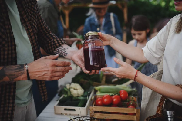 Dekat dengan wanita yang membeli jus organik di luar ruangan di pasar petani lokal. — Stok Foto