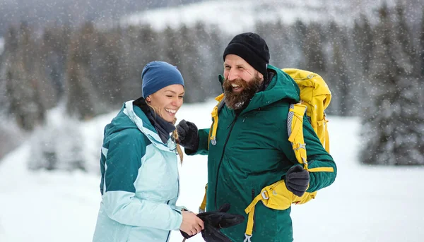 Gelukkig volwassen paar hebben plezier buiten in de winter natuur — Stockfoto