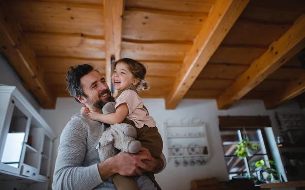 Küçük kızı olan olgun bir babanın evde eğlenmesi, kucak açıp kucaklaşması.. — Stok fotoğraf