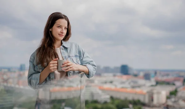 Ritratto di giovane donna caucasica con caffè all'aperto sul balcone — Foto Stock