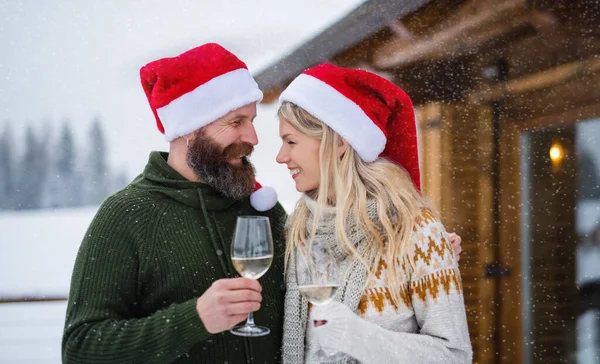 Casal feliz no amor beber vinho no terraço ao ar livre no inverno natureza, férias no Natal. — Fotografia de Stock