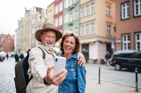 Porträt eines glücklichen Senioren-Paares beim Selfie im Freien in der historischen Stadt — Stockfoto