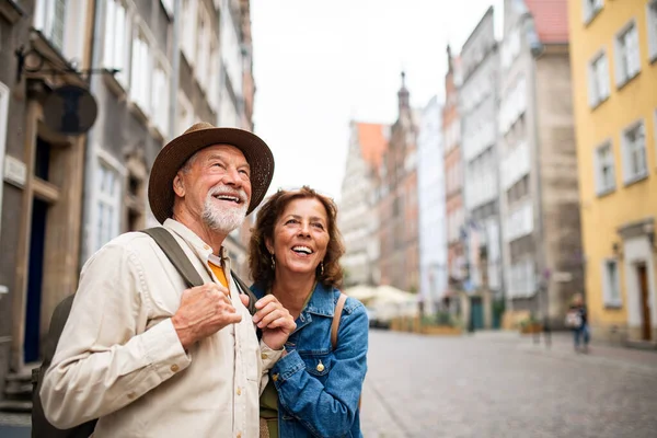 Portrét šťastného staršího páru turistů venku v historickém městě — Stock fotografie