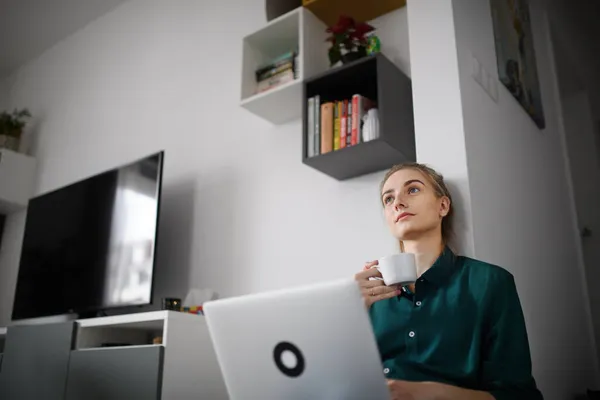 Fiatal nő diák laptop álmodozás otthon, otthon iroda és a tanulás. — Stock Fotó