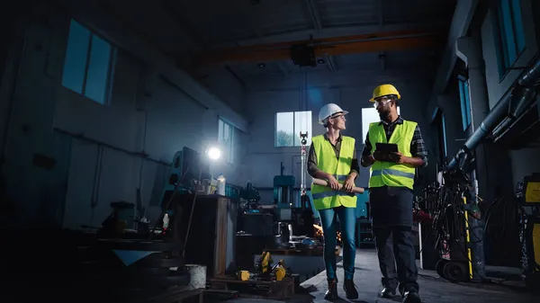 Portrait d'inspecteurs industriels avec tablette effectuant un contrôle général et parlant à l'atelier de métal — Photo