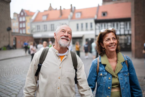 Portré boldog idős pár turisták szabadban a történelmi város — Stock Fotó