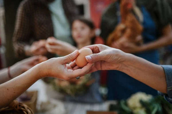 Close-up van vrouw kopen biologisch ei buiten op lokale boeren markt. — Stockfoto