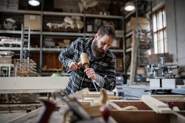 Портрет зрелого мужского плотника, работающего над своим продуктом. Концепция малого бизнеса. — стоковое фото