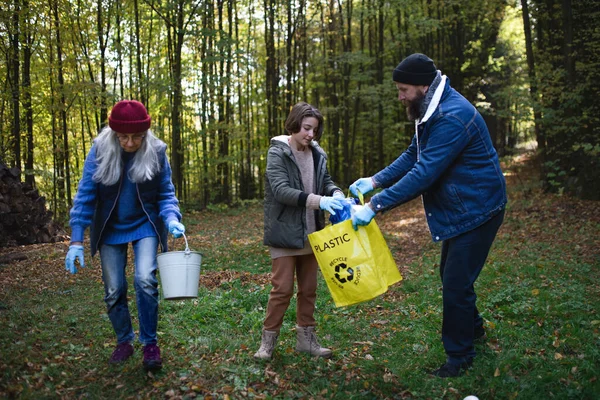 廃棄物から森をきれいにするボランティアの多様なグループ、コミュニティサービスの概念 — ストック写真