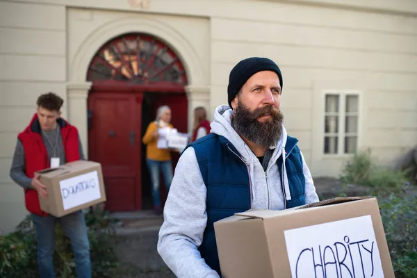 Diversi gruppi di volontari con scatole di donazione in piedi all'aperto, assistenza sociale e concetto di carità — Foto Stock