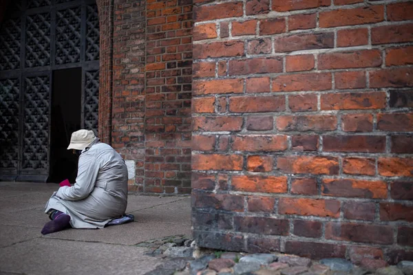 Dakloze bedelaar man buiten zit in de stad vragen voor geld doneren. — Stockfoto
