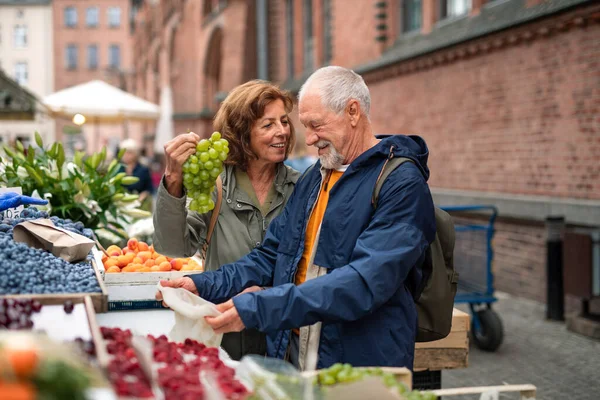 Kasabadaki marketten meyve alan mutlu yaşlı çift.. — Stok fotoğraf