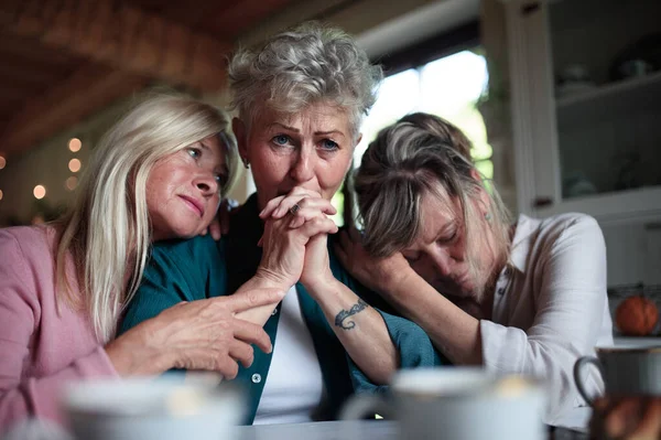 Seniorinnen beraten und unterstützen traurige Freundin zu Hause. — Stockfoto