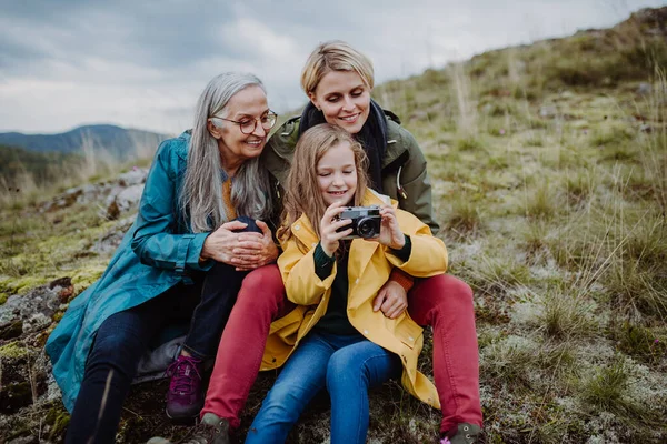 Menina pequena com mãe e avó tirando fotos selfie no topo da montanha. — Fotografia de Stock