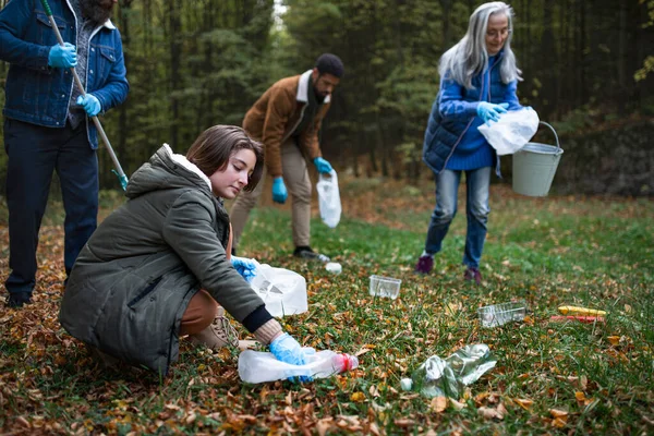 廃棄物から森を清掃するボランティアのグループ、地域奉仕の概念 — ストック写真