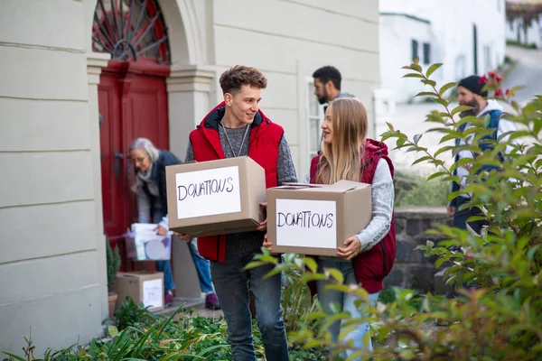 寄付箱が屋外に立っているボランティアの多様なグループ,社会的ケアと慈善の概念 — ストック写真