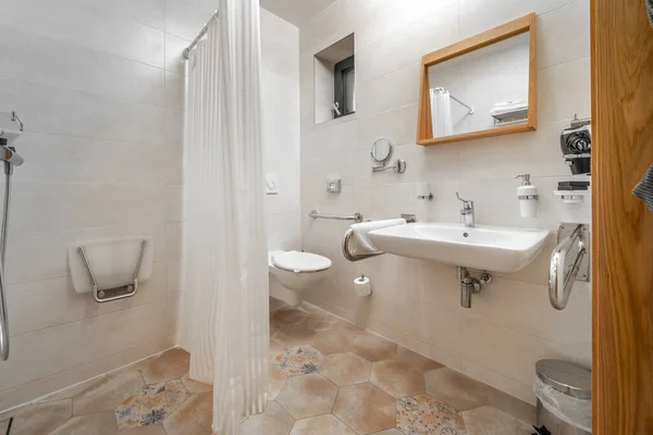 Interior of bathroom for the disabled or elderly people — Stock fotografie