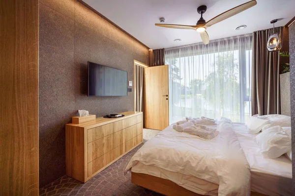 लक्झरी हॉटेलमध्ये आधुनिक बेडरूममध्ये सूटचे इंटीरियर — स्टॉक फोटो, इमेज