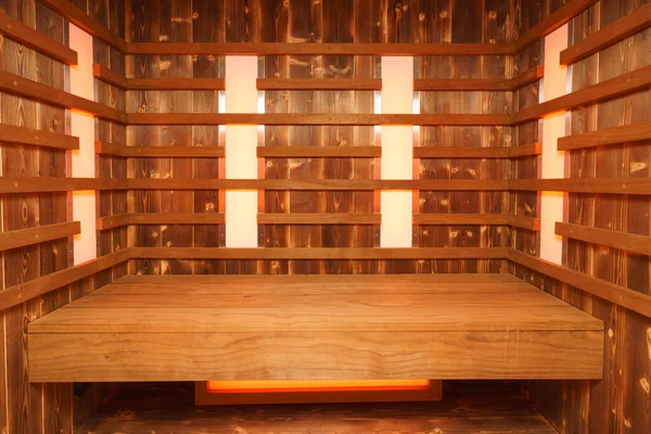 Interior de uma sala de vapor de madeira vazia — Fotografia de Stock