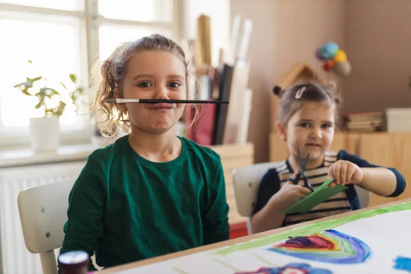 Felice bambina con i suoi amici che si preparano per la lezione d'arte al chiuso a scuola — Foto Stock