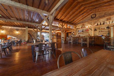 Modern bir restoran ve ahşap tavanlı bir bar.