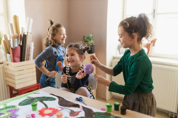 Gruppo di bambini che lavorano al progetto durante le lezioni di arte creativa e artigianato a scuola. — Foto Stock