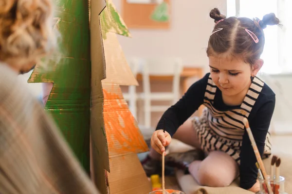 Menina pintando árvore de papelão na arte criativa e classe de artesanato na escola — Fotografia de Stock