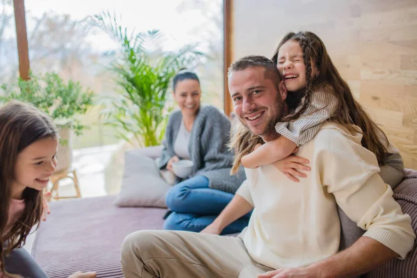 Två lyckliga systrar som har kul med pappa hemma — Stockfoto