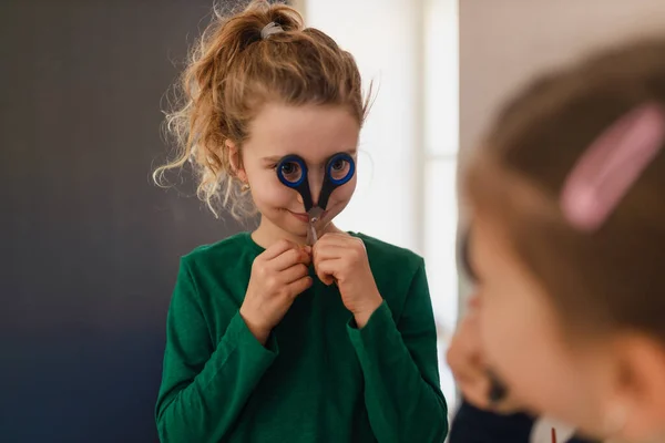 Glückliches kleines Mädchen mit ihrem Freund bei den Vorbereitungen für den Kunstunterricht in der Schule — Stockfoto