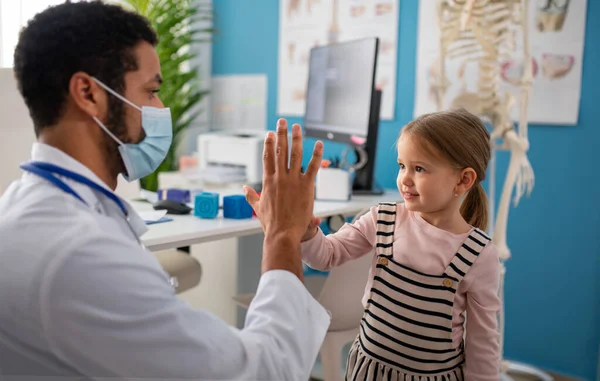 Liten flicka på läkare kontor på, hög femma med läkare. — Stockfoto