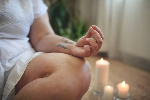 Close-up de mulher com sobrepeso meditando em casa. — Fotografia de Stock