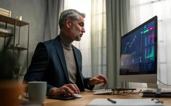 Volwassen zakenman werkt op de computer binnen in het kantoor. — Stockfoto