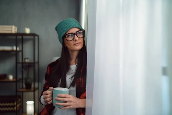 Mitte erwachsene Hipster-Frau macht Kaffeepause drinnen im kreativen Büro-Studio. — Stockfoto