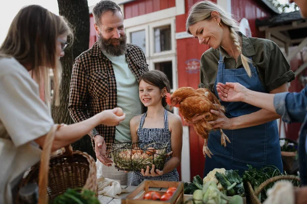 Szczęśliwa kobieta kupuje organiczne jaja na świeżym powietrzu na lokalnym rynku rodzinnym rolników. — Zdjęcie stockowe