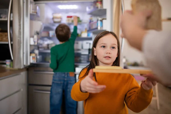 Poco chidlren ayudar a la madre en la cocina en casa. — Foto de Stock