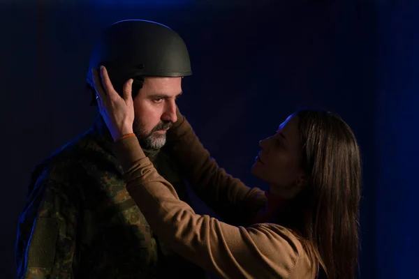 A sad woman saying good-bye to her military husband going to fight in war. — Stock Photo, Image