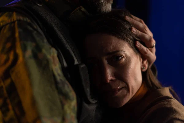 Close-up van trieste vrouw huilen bij het knuffelen van haar militaire man en afscheid nemen van hem. — Stockfoto