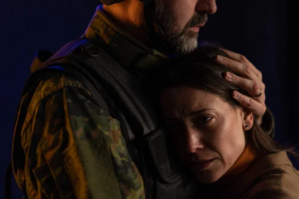Close-up de mulher triste chorando quando abraçando seu marido militar e dizendo-lhe bom. — Fotografia de Stock