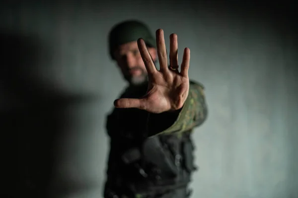 Soldado militar frustrado mostrando la mano para detener la guerra. — Foto de Stock